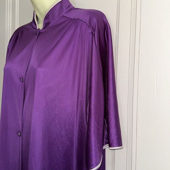 Vintage Vanity Fair purple nylon long button front short sleeve collarless robe - Picture 6 of 9
